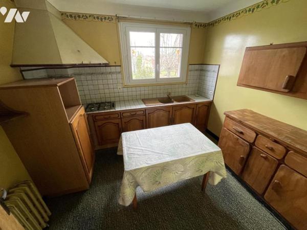 Maison divisée en deux parties, comprenant une partie ancienne et une extension plus récente.