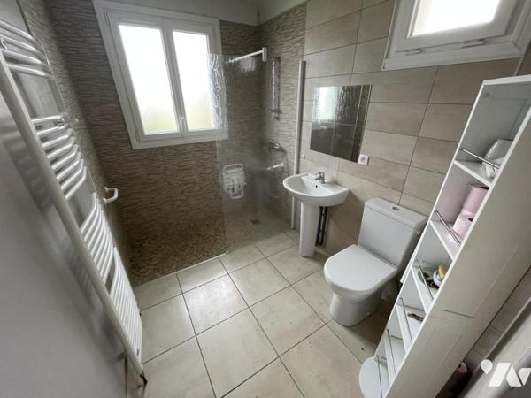 Maison divisée en deux parties, comprenant une partie ancienne et une extension plus récente.