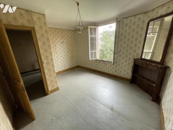 Maison divisée en deux parties, comprenant une partie ancienne et une extension plus récente.