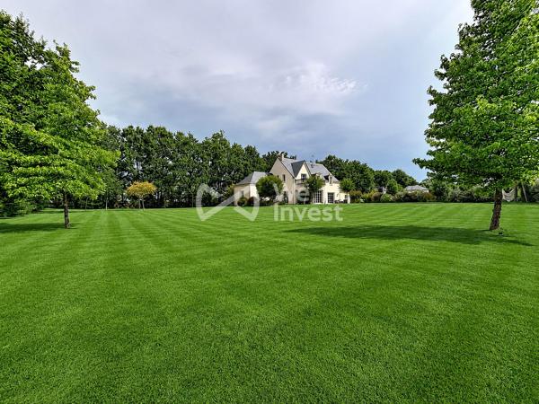 Villa familiale d'exception – 217 m², parc arboré de 5 010 m², piscine, jacuzzi et sauna, à 5 minutes du centre de Laval