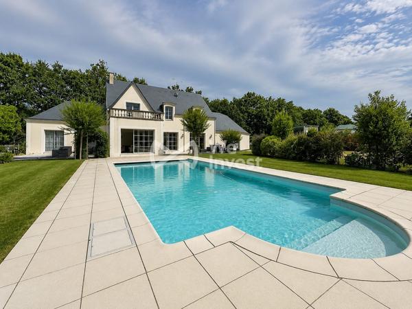 Villa familiale d'exception – 217 m², parc arboré de 5 010 m², piscine, jacuzzi et sauna, à 5 minutes du centre de Laval