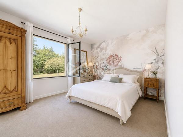 Villa familiale d'exception – 217 m², parc arboré de 5 010 m², piscine, jacuzzi et sauna, à 5 minutes du centre de Laval