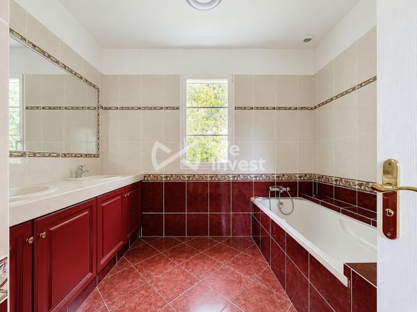 Villa familiale d'exception – 217 m², parc arboré de 5 010 m², piscine, jacuzzi et sauna, à 5 minutes du centre de Laval