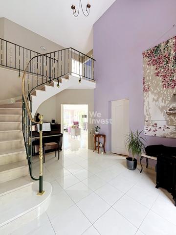 Villa familiale d'exception – 217 m², parc arboré de 5 010 m², piscine, jacuzzi et sauna, à 5 minutes du centre de Laval