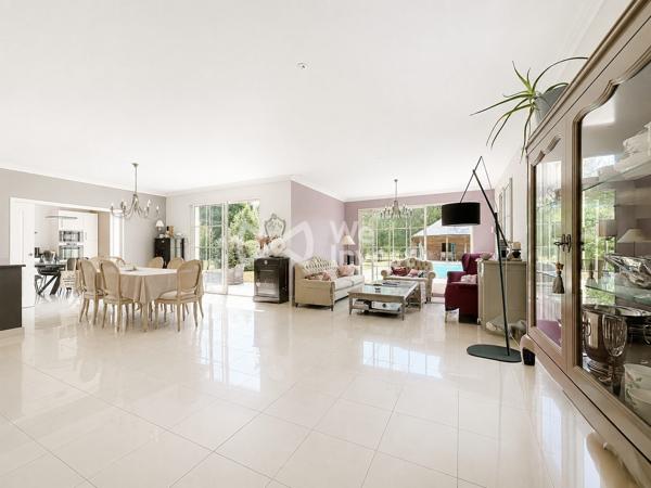 Villa familiale d'exception – 217 m², parc arboré de 5 010 m², piscine, jacuzzi et sauna, à 5 minutes du centre de Laval