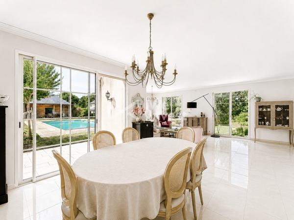 Villa familiale d'exception – 217 m², parc arboré de 5 010 m², piscine, jacuzzi et sauna, à 5 minutes du centre de Laval