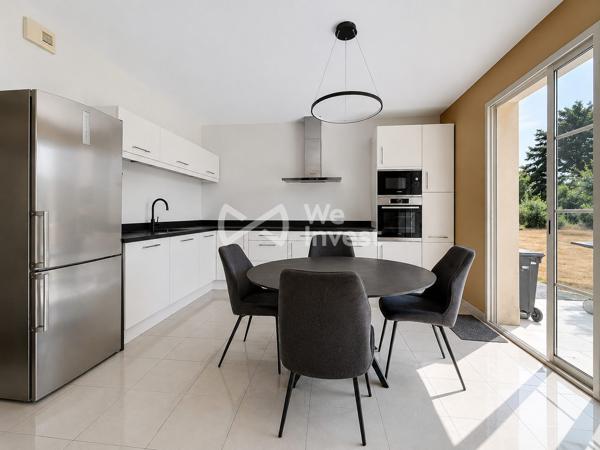 Villa familiale d'exception – 217 m², parc arboré de 5 010 m², piscine, jacuzzi et sauna, à 5 minutes du centre de Laval