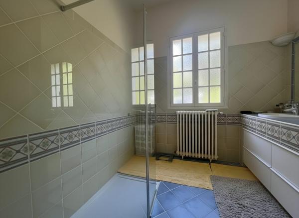 À vendre - Villa, 10 pièces située à Saint-Cyr-sur-Loire (37540)