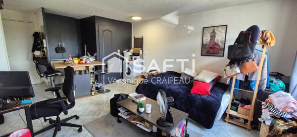 Studio proche lycée dans résidence sécurisée, place de parking libre, avec locataire en place.