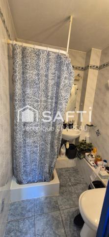 Studio proche lycée dans résidence sécurisée, place de parking libre, avec locataire en place.