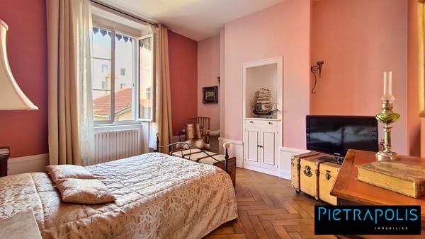 Appartement bourgeois T4 - étage élevé - traversant - sans travaux