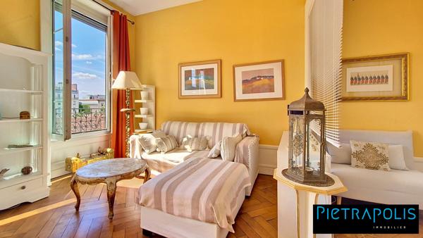 Appartement bourgeois T4 - étage élevé - traversant - sans travaux