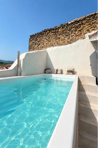 Maison de village avec 2 entrées indépendantes, terrasse et piscine