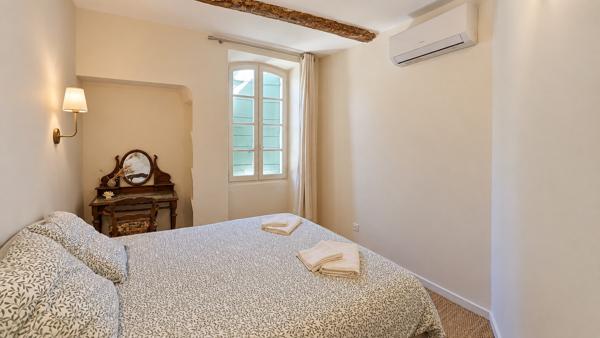 Maison de village avec 2 entrées indépendantes, terrasse et piscine