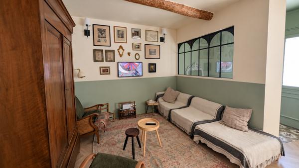 Maison de village avec 2 entrées indépendantes, terrasse et piscine
