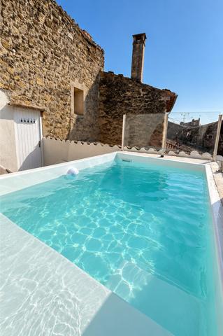 Maison de village avec 2 entrées indépendantes, terrasse et piscine