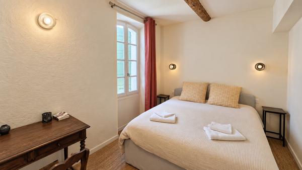Maison de village avec 2 entrées indépendantes, terrasse et piscine