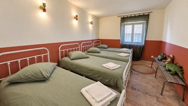 Maison de village avec 2 entrées indépendantes, terrasse et piscine