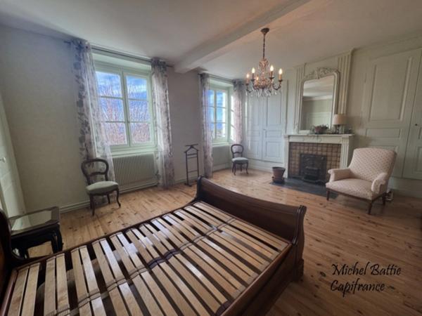 🏡 MAISON DE CARACTÈRE – CENTRE DE SAINT-GALMIER – PROPRIETE UNIQUE