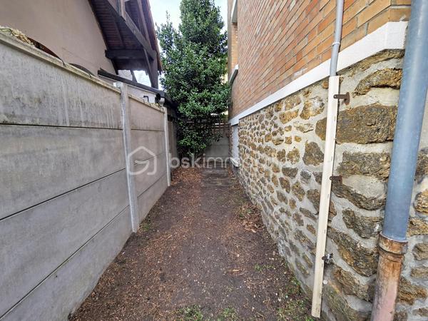 Située à Pavillon-sous-bois, "secteur l'Alliance", quartier pavillonnaire calme et recherché, agréable, dans une rue peu passante, à quelques pas des commerces et de toutes commodités ( supermarchés, écoles, parcs).

Maison familiale "Meulière", pleine de charme, d'une superficie de 82 m² + sous-sol total + combles, édifiée sur une parcelle de terrain de 145 m² comprenant:

-Au niveau principal: une entrée avec rangements, un séjour / salon traversant LUMINEUX, une cuisine aménagée et équipée et d'un WC séparé.

-A l'étage: un palier dessert deux grandes chambres , une salle d'eau avec WC ainsi qu'un dressing.
* Les combles sont aménageables (possibilité de créer une grande chambre/ espace de jeux / bureau...)

-Au sous-sol: Grande pièce pouvant servir de bureau/ salle de jeux / stockage, avec coin buanderie/ chaufferie , accès direct au jardin.

-A l'extérieur: un jardin faisant le tour de la maison.

-Garage + possibilité de garer 2 voitures devant.

*Les +++: 
Alarme, Double vitrage PVC, prestations de qualités, décoration soignée, aucun travaux à prévoir.

***Accordez-vous une simple visite et laissez-vous charmer !