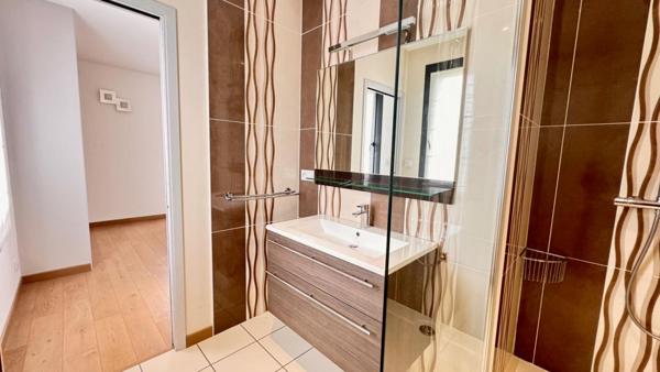 VILLA SUR VASTE SOUS-SOL DE 100 m²  !
