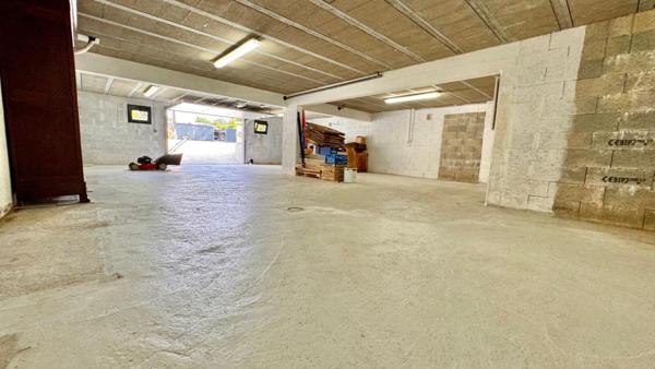 VILLA SUR VASTE SOUS-SOL DE 100 m²  !