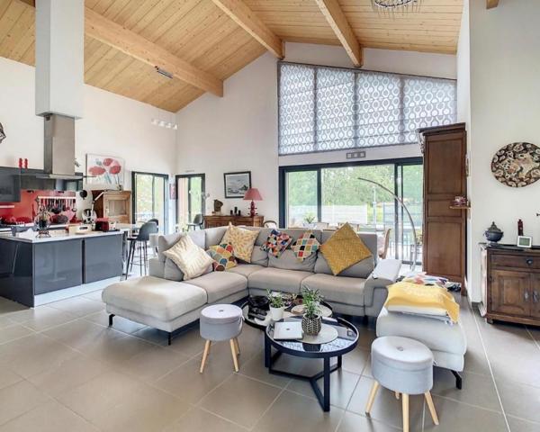 VILLA SUR VASTE SOUS-SOL DE 100 m²  !