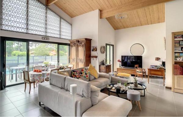VILLA SUR VASTE SOUS-SOL DE 100 m²  !