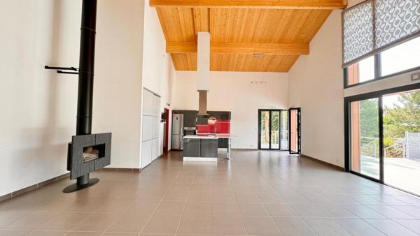 VILLA SUR VASTE SOUS-SOL DE 100 m²  !