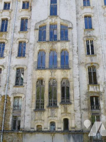 Immeuble entier, à rénover, situé au centre de la commune entre le casino et les thermes Napolé...