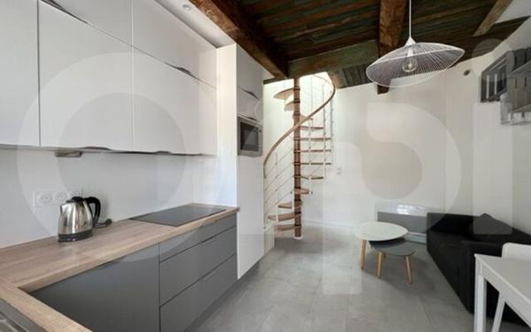 Maison à louer    2 pièces •  Marseille 8