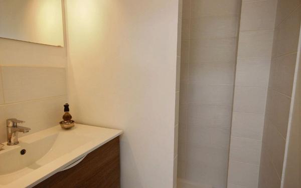 Appartement à louer    2 pièces •  Marseille 1