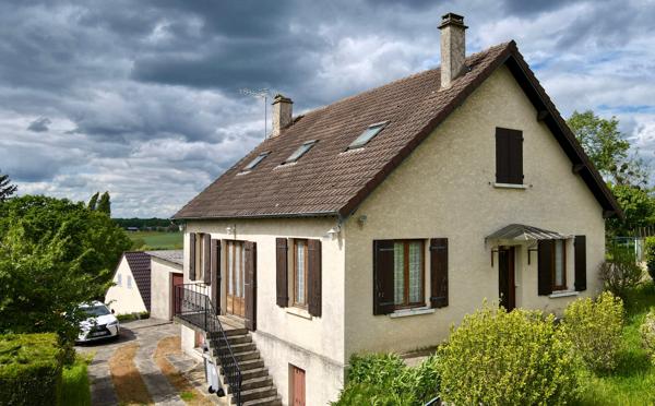 maison avec confort de plain-pied, sous-sol, garage 50 m2, sur terrain 800 m2