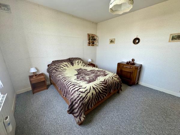 maison avec confort de plain-pied, sous-sol, garage 50 m2, sur terrain 800 m2