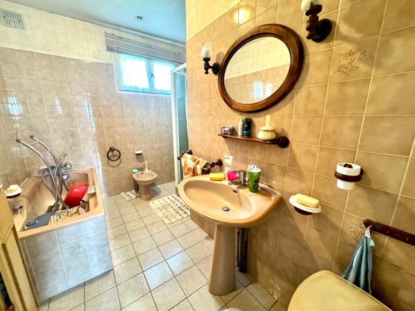 maison avec confort de plain-pied, sous-sol, garage 50 m2, sur terrain 800 m2