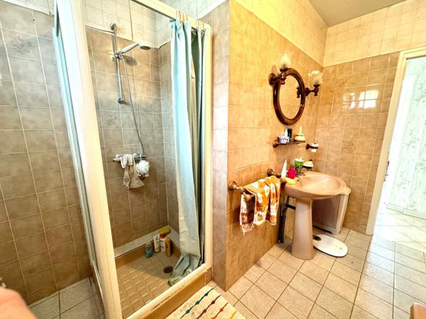 maison avec confort de plain-pied, sous-sol, garage 50 m2, sur terrain 800 m2