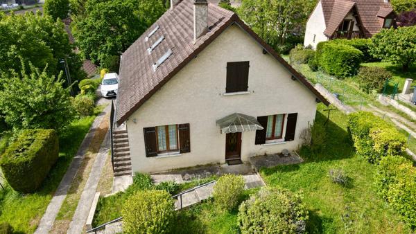 maison avec confort de plain-pied, sous-sol, garage 50 m2, sur terrain 800 m2