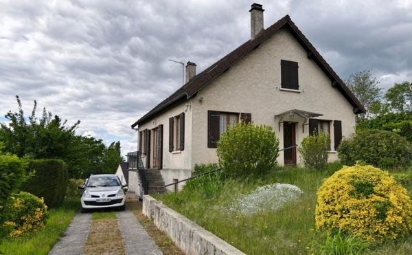 maison avec confort de plain-pied, sous-sol, garage 50 m2, sur terrain 800 m2