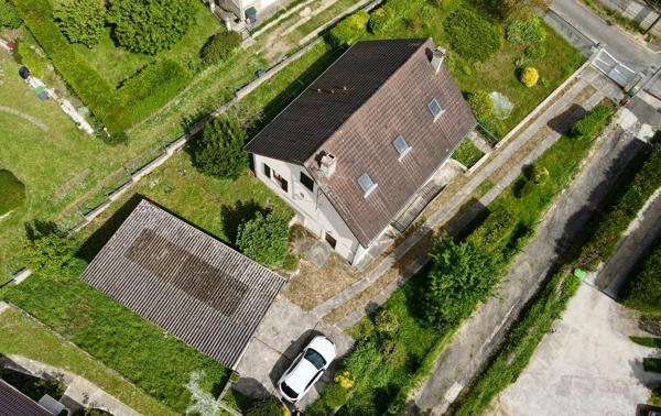 maison avec confort de plain-pied, sous-sol, garage 50 m2, sur terrain 800 m2