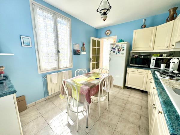 maison avec confort de plain-pied, sous-sol, garage 50 m2, sur terrain 800 m2