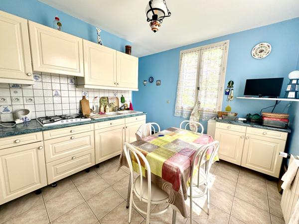 maison avec confort de plain-pied, sous-sol, garage 50 m2, sur terrain 800 m2