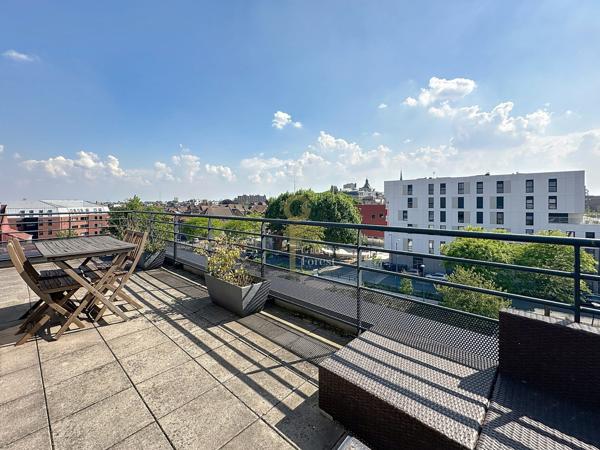 Superbe appartement T3 de 90 m2 dernier étage avec terrasse sud ouest de 35 m2.