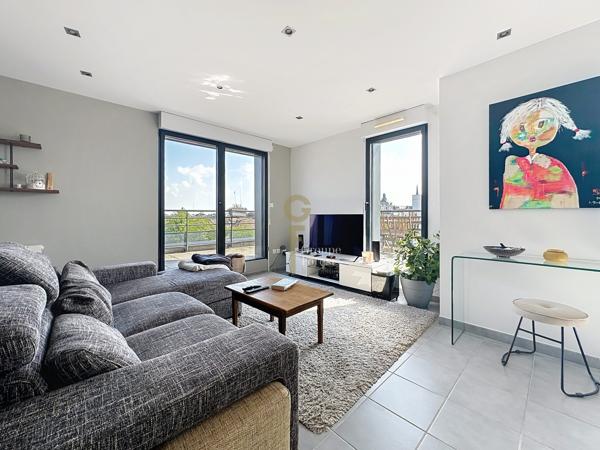 Superbe appartement T3 de 90 m2 dernier étage avec terrasse sud ouest de 35 m2.