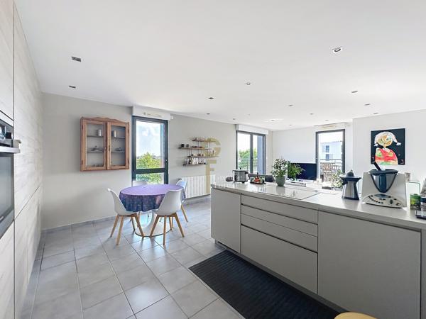 Superbe appartement T3 de 90 m2 dernier étage avec terrasse sud ouest de 35 m2.