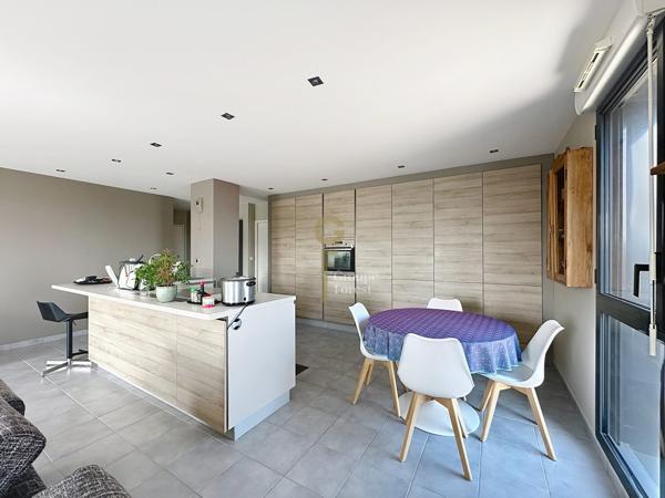 Superbe appartement T3 de 90 m2 dernier étage avec terrasse sud ouest de 35 m2.