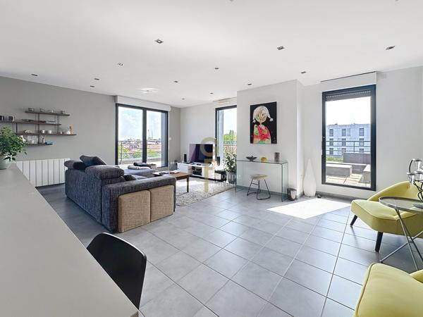 Superbe appartement T3 de 90 m2 dernier étage avec terrasse sud ouest de 35 m2.