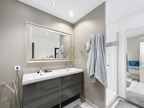 Superbe appartement T3 de 90 m2 dernier étage avec terrasse sud ouest de 35 m2.