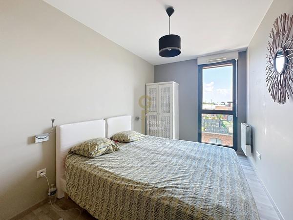 Superbe appartement T3 de 90 m2 dernier étage avec terrasse sud ouest de 35 m2.