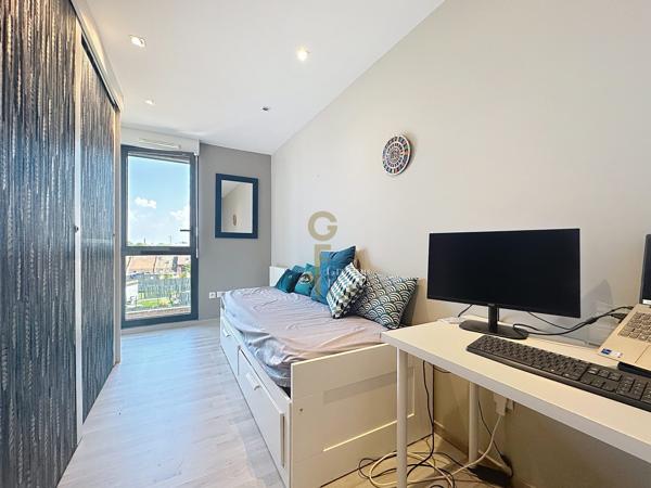 Superbe appartement T3 de 90 m2 dernier étage avec terrasse sud ouest de 35 m2.