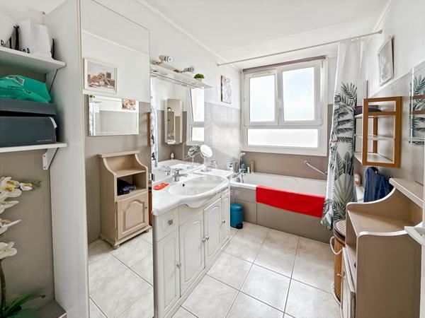 Appartement 3 pièces avec cave et stationnement privatif